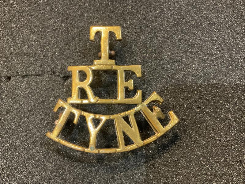 Territorial Royal Engineers TYNE brass O.Rs shoulder title