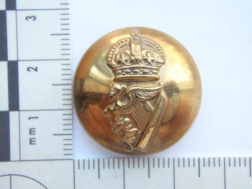 Post 1902 Irish Guards button