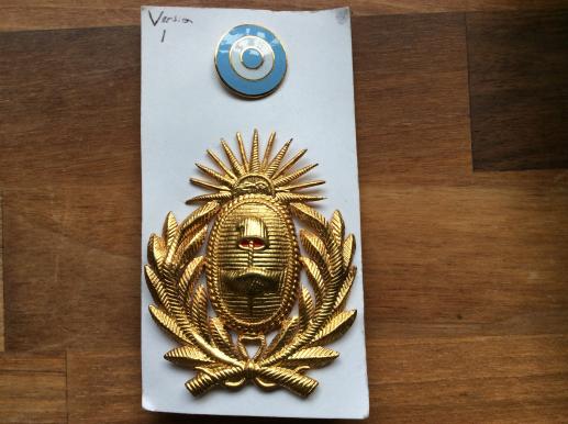 Argentinian Military Forces 2 part cap badge