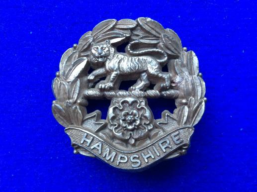 WW2 Hampshire Regiment economy Plastic Cap Badge 