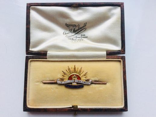 WW1 9Ct Gold AIF Rising Sun Tie pin in jewellers case