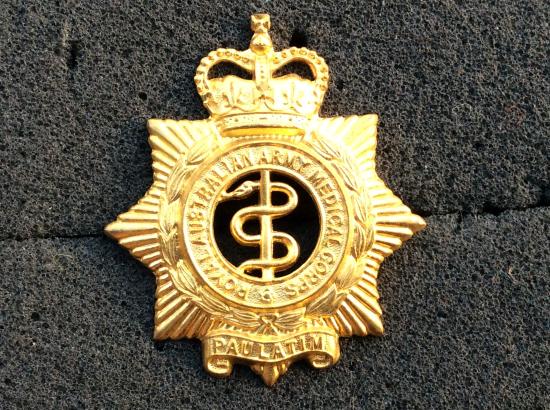 Q/C Royal Australian Army Medical Corps Gilt Cap Badge 1953-60