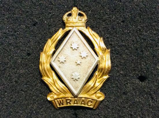 K/C W.R.A.A.C cap / collar badge by Swann