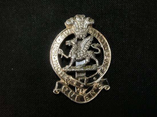 Anodised Queens Regiment cap badge