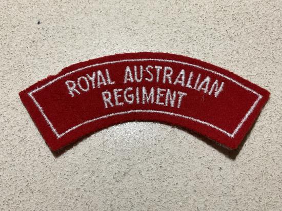 Royal Australian Regiment (R.A.R) bordered shoulder title