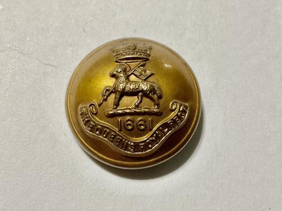 The Queens. Royal Regiment (West Surrey) large button