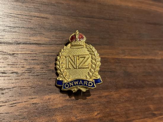 WW1/2 New Zealand ‘Onward’ gilt & enamel sweetheart