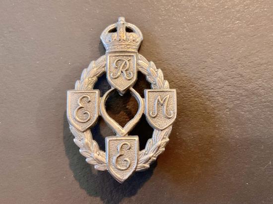 WW2 R.E.M.E attached to Armoured unit , white metal cap badge