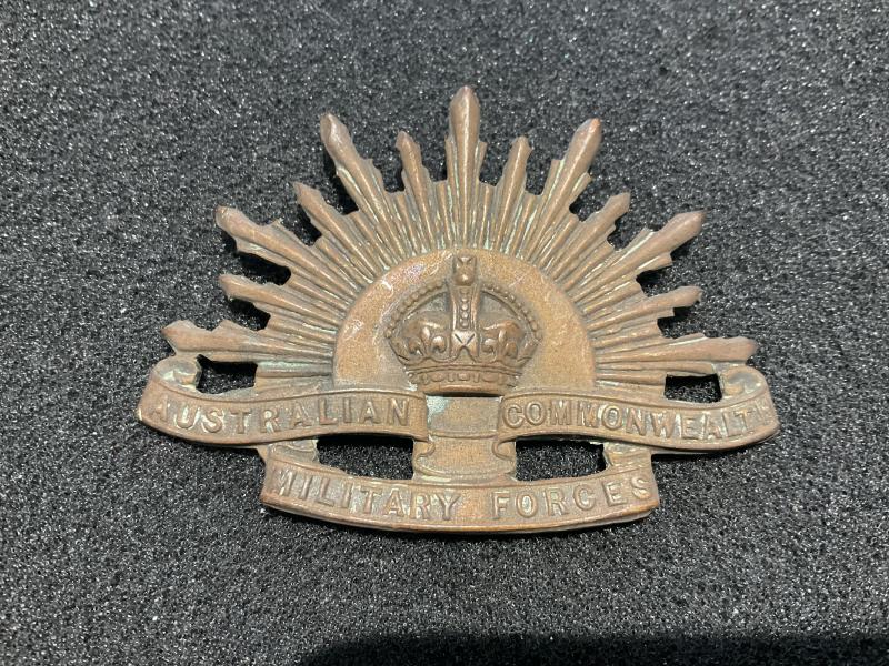 WW1/2 Australian Rising sun slouch hat badge