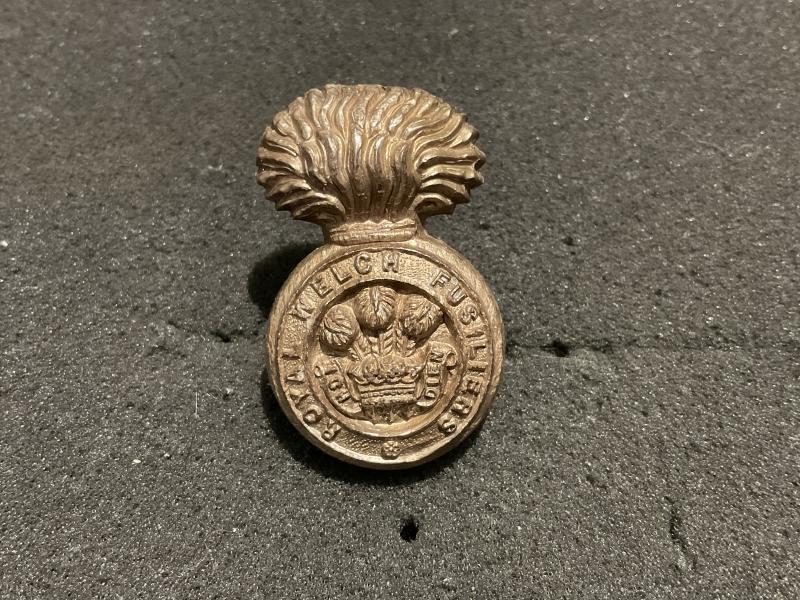 WW2 Royal Welch Fusiliers plastic economy cap badge