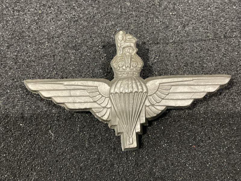 WW2 Parachute Regiment plastic economy cap badge
