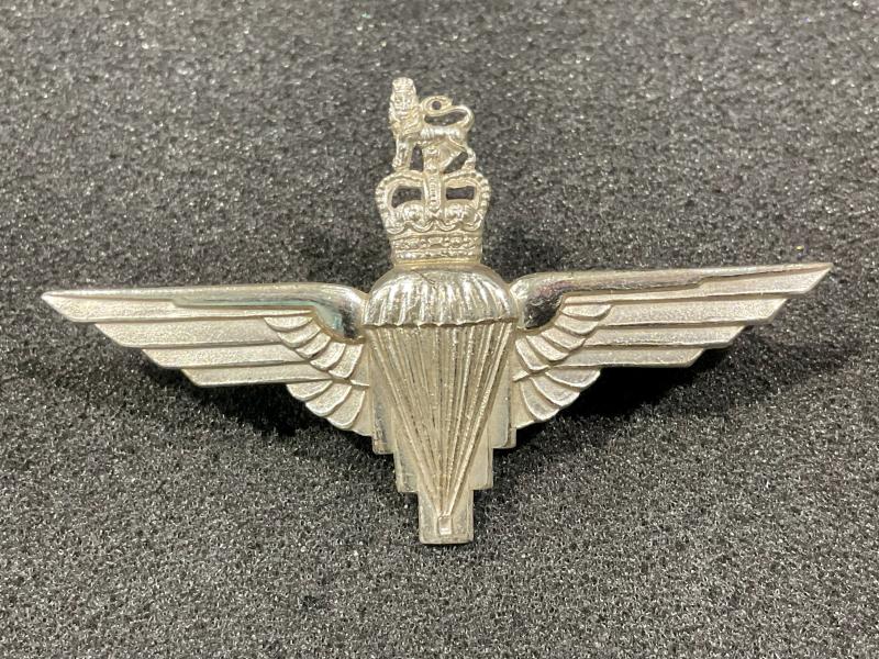 Post 1952 Q/C Parachute Regiment officers cap badge