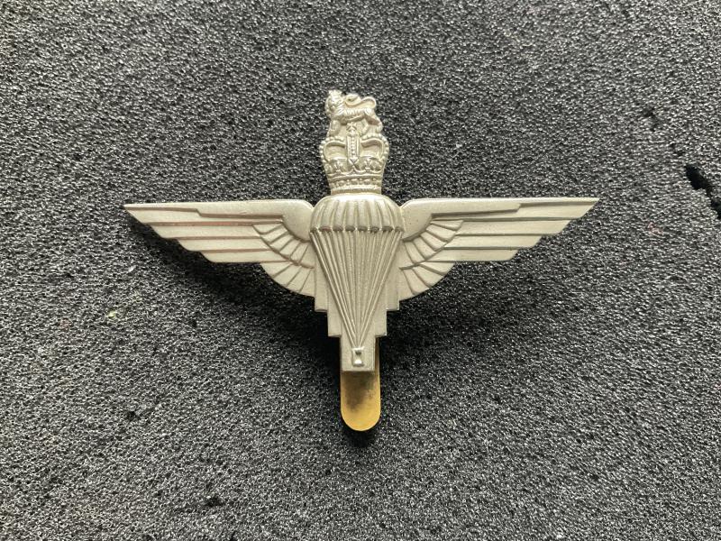 Q/C Non voided crown Parachute Regiment cap badge