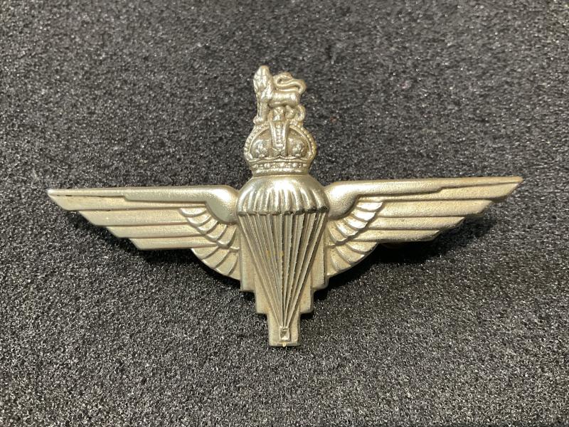 WW2 Parachute Regiment non voided cap badge