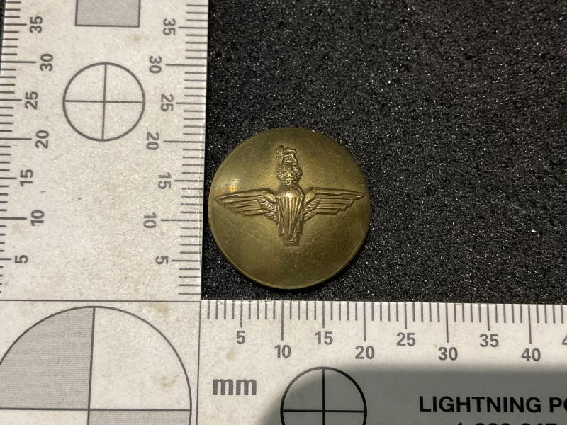 WW2 Parachute Regiment medium size brass button