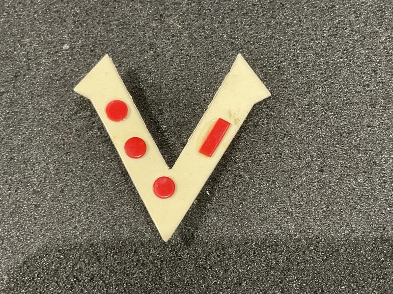 WW2 ‘V’ for Victory celluloid lapel badge