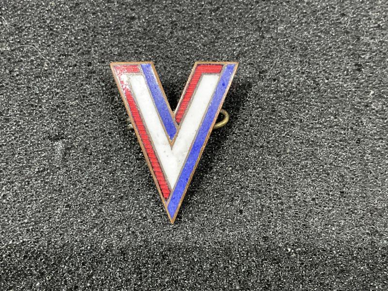 WW2 Enamel ‘V’ for victory lapel badge