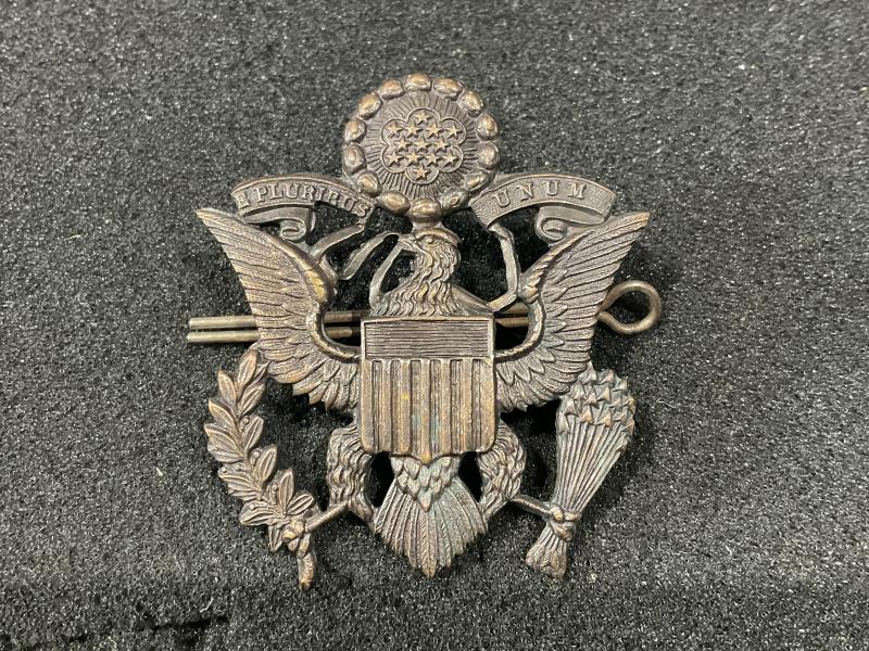 WW1 British made U.S Army officers cap badge