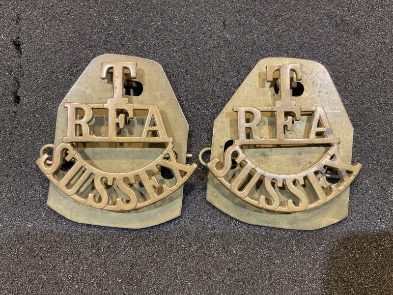 WW1 Territorial R.F.A SUSSEX brass shoulder titles