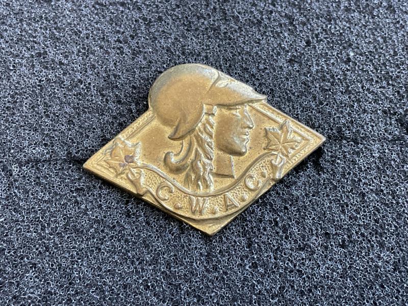 WW2 Canadian W.A.C brass collar badge