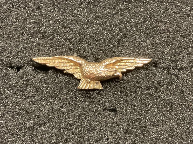 WW2 RAF 9Ct gold miniature pathfinders wing.